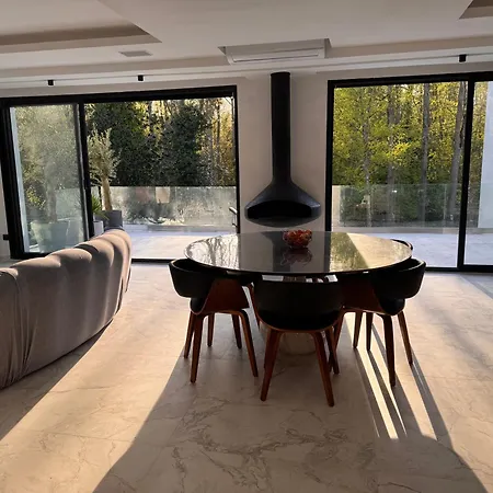 New Architect-designed Vila Champs-Sur-Marne