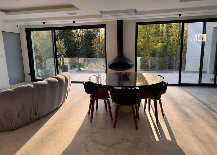New Architect-designed Vila Champs-Sur-Marne