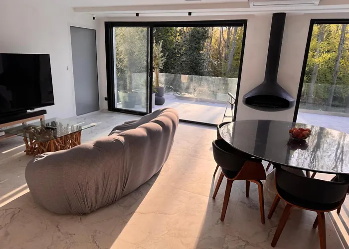 New Architect-designed Vila Champs-Sur-Marne
